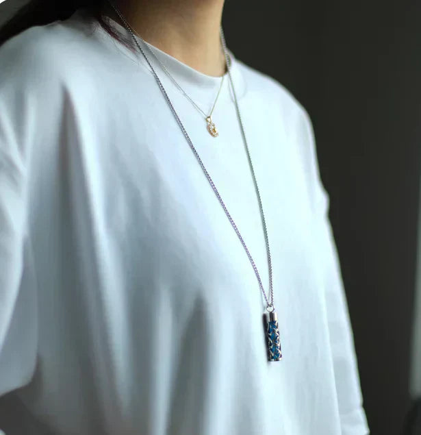 Aromatherapy diffuser necklace with interchangeable pads 