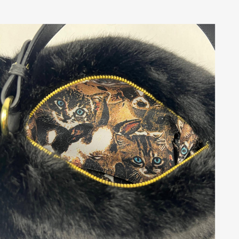 Una borsa di gatto realista che fa sensazione ovunque 