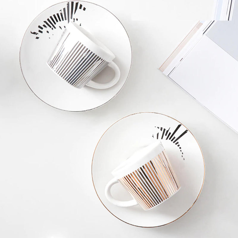 秘密を明かすカップのあるスタイリッシュなカフェ 