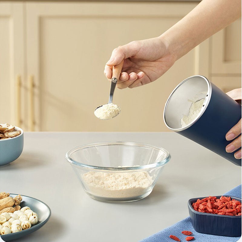 この電動ミルで食材を素早く簡単に粉砕します 